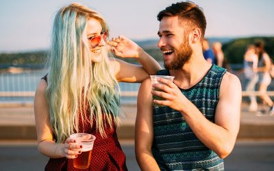 Las parejas que se emborrachan juntas son más felices, según la ciencia