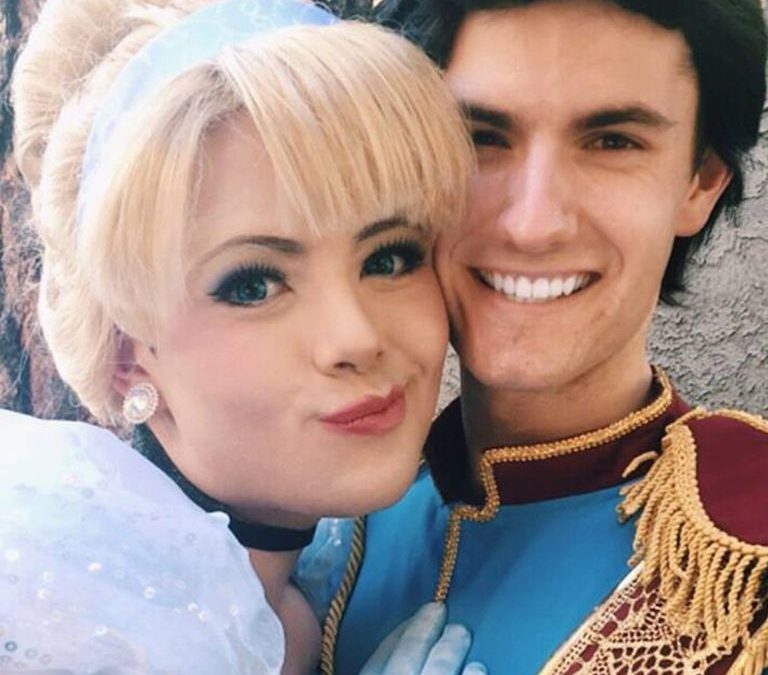 EL HOMBRE QUE SE ESTÁ HACIENDO FAMOSO POR TRANSFORMARSE EN LAS PRINCESAS DE DISNEY